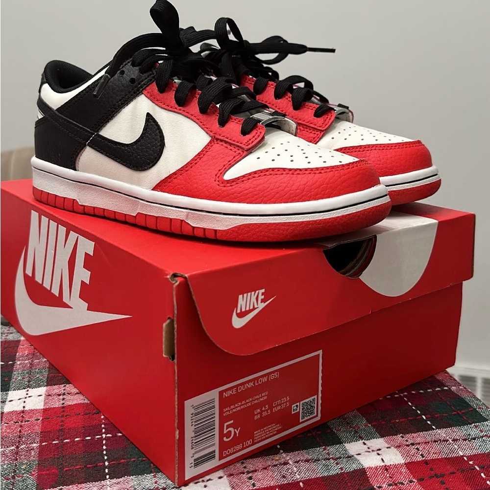 Nike Dunk Low GS | 75th Anniversary Chicago - Picture 2 of 7